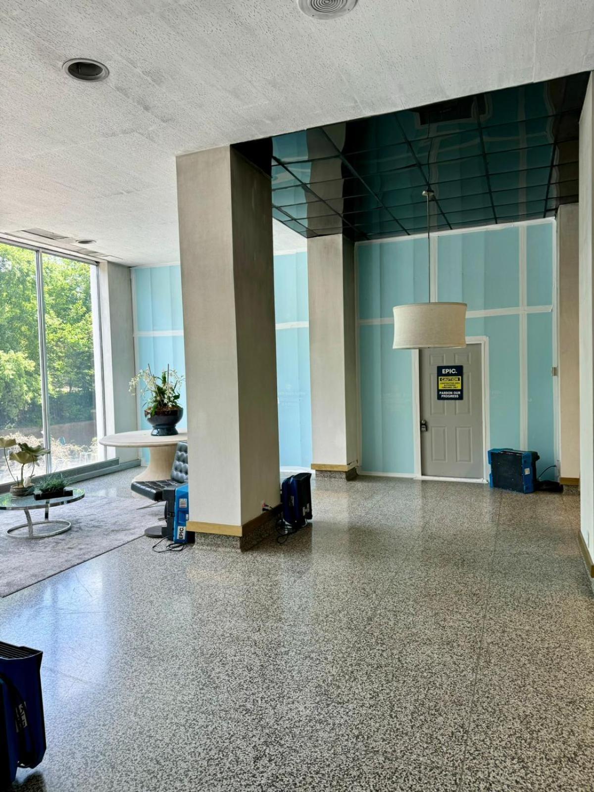 Downtown! High Rise! Onsite Parking! Lm1402 *